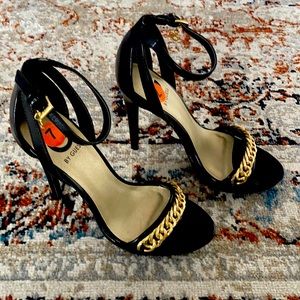 NWOT Gorgeous GUESS Stiletto with Gold Chain detail
